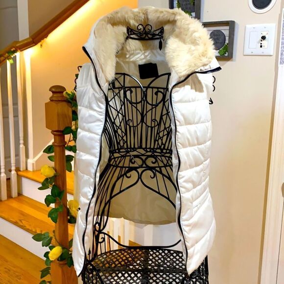 ✨Love Tree Puffer Jacket Sleeveless With Fur Collar✨ - Picture 1 of 13